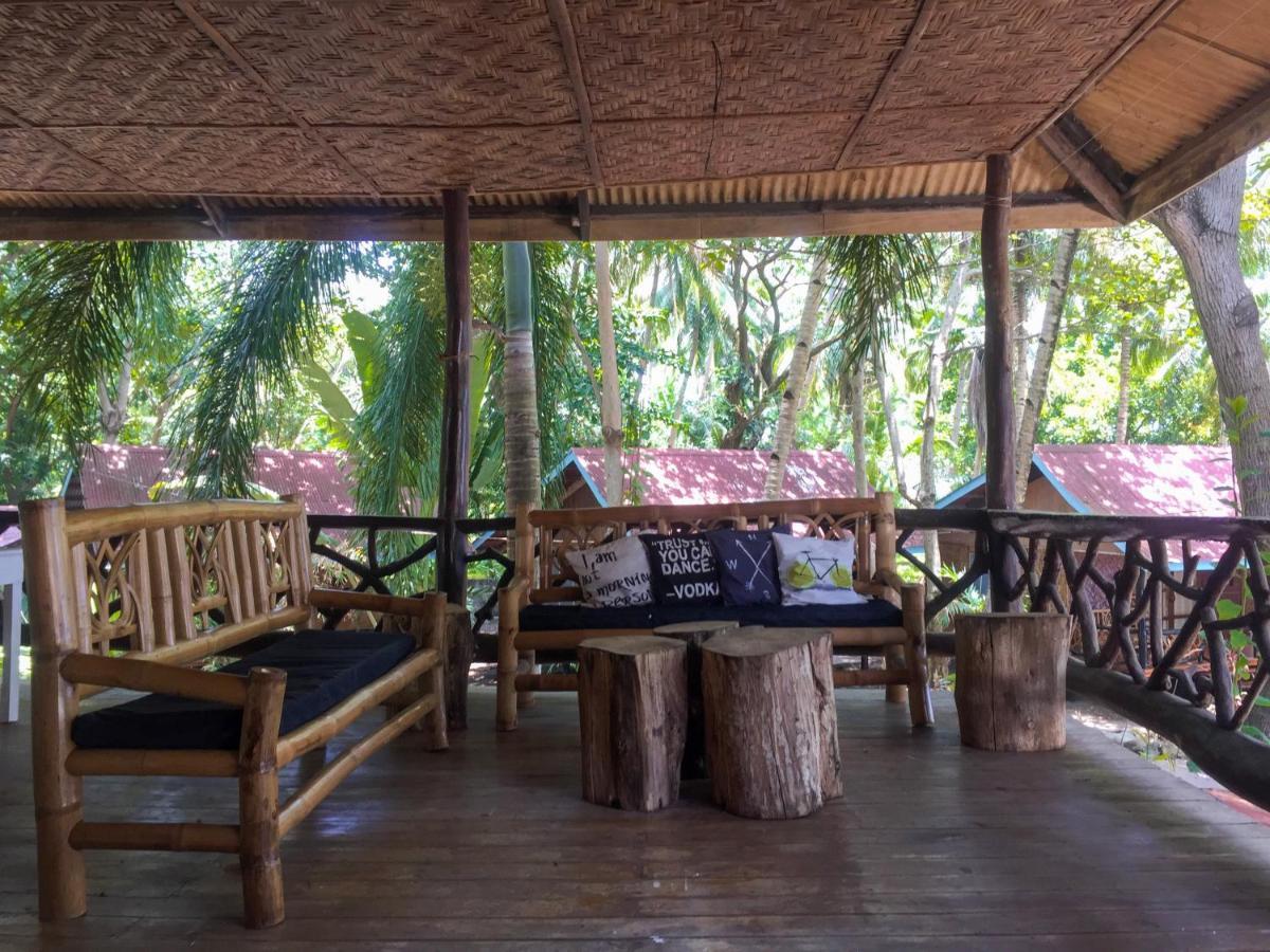 Beach House Resort And Dive Center Mambajao Bagian luar foto